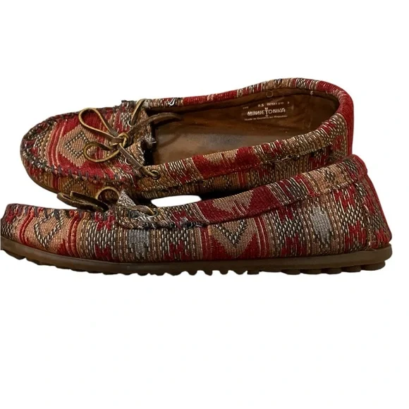 Minnetonka Women's Red Patterned Moccasins size 9.5 GUC - Picture 3 of 5